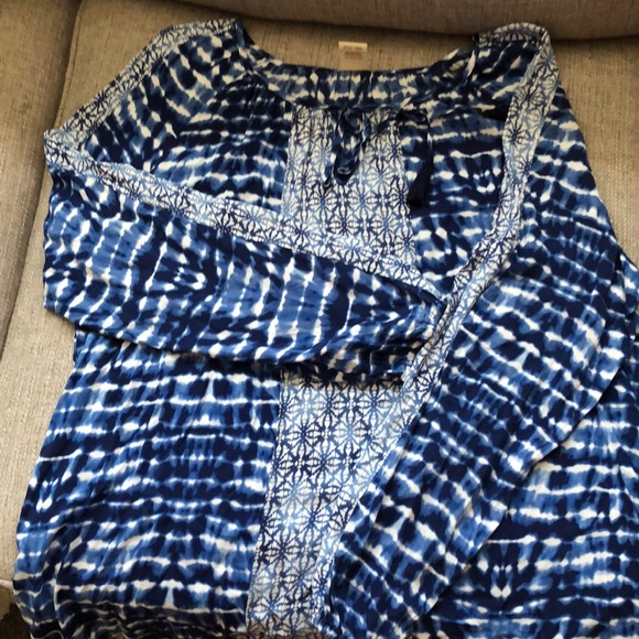 Beautiful blue top - Picture 3 of 4